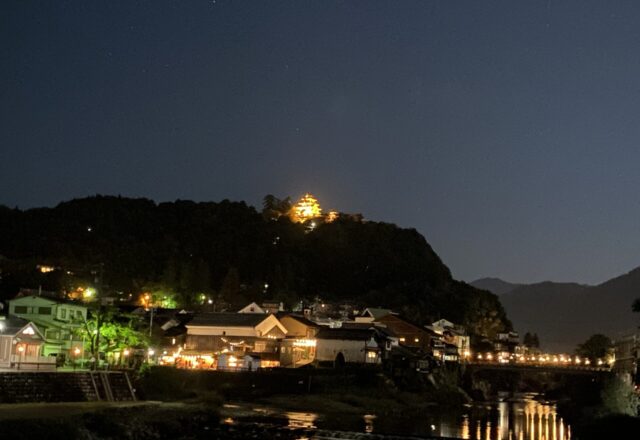 吉田川から眺める郡上八幡城のオレンジライトアップ